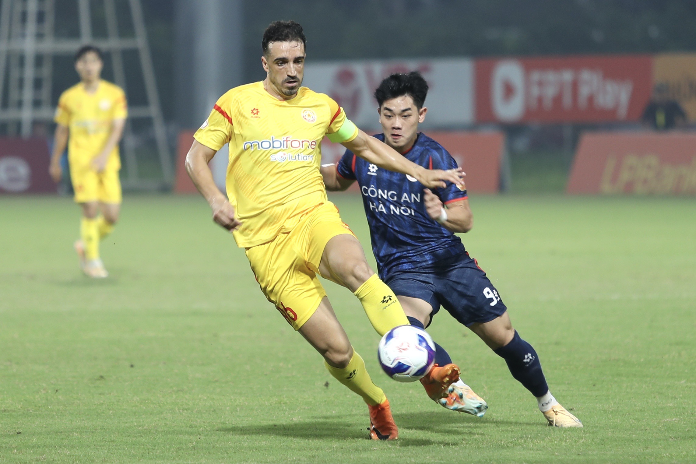 Công An Hà Nội hòa đội cuối bảng trong ngày Đình Bắc ghi bàn 1 Công An Hà Nội - Ảnh 1.