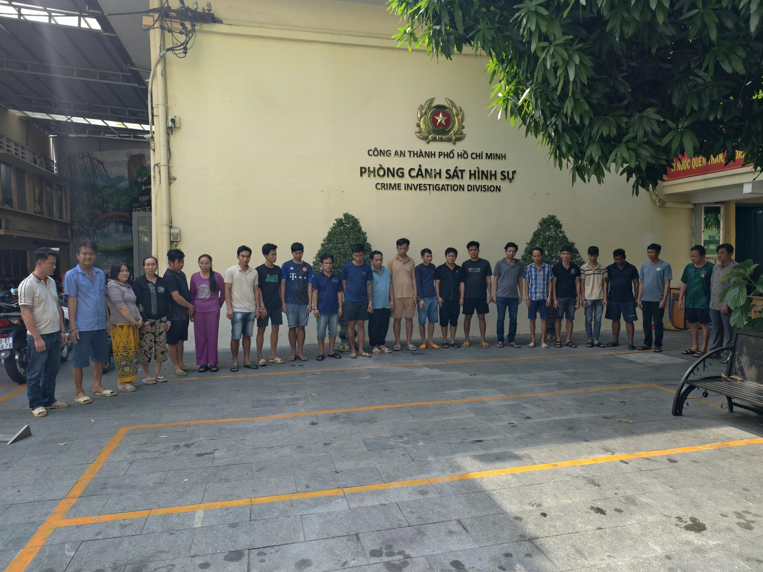 Công an TPHCM bắt 24 người, lật tẩy thủ đoạn ít ai ngờ tới - Ảnh 1.