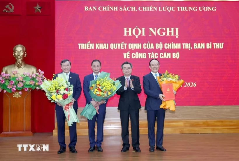 Truong-ban-Chinh-sach-chien-luoc-Trung-uong-Nguyen-Thanh-Nghi-trao-quyet-dinh-cua-Bo-chinh-tri-Ban-bi-thu-ve-cong-tac-can-bo.jpg