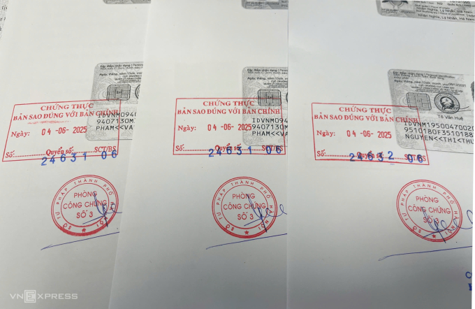 Các giấy tờ đã được phòng công chứng chứng thực. Ảnh: Phạm Dự