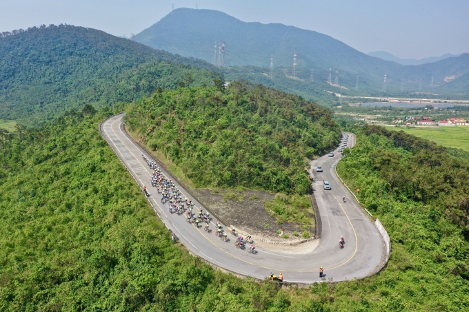 Đoàn đua chinh phục đèo Ngang ở chặng 7 giải xe đạp toàn quốc tranh Cup Truyền hình HTV 2025 từ Nghệ An đi Quảng Trị, trưa 9/4. Ảnh: Huy Phạm