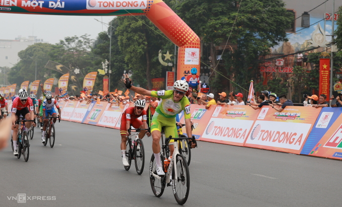 Sergei Kulikov của An Giang mừng chiến thắng chặng một tại giải xe đạp toàn quốc HTV 2025, trưa 3/4 tại Việt Trì, Phú Thọ. Ảnh: Đức Đồng