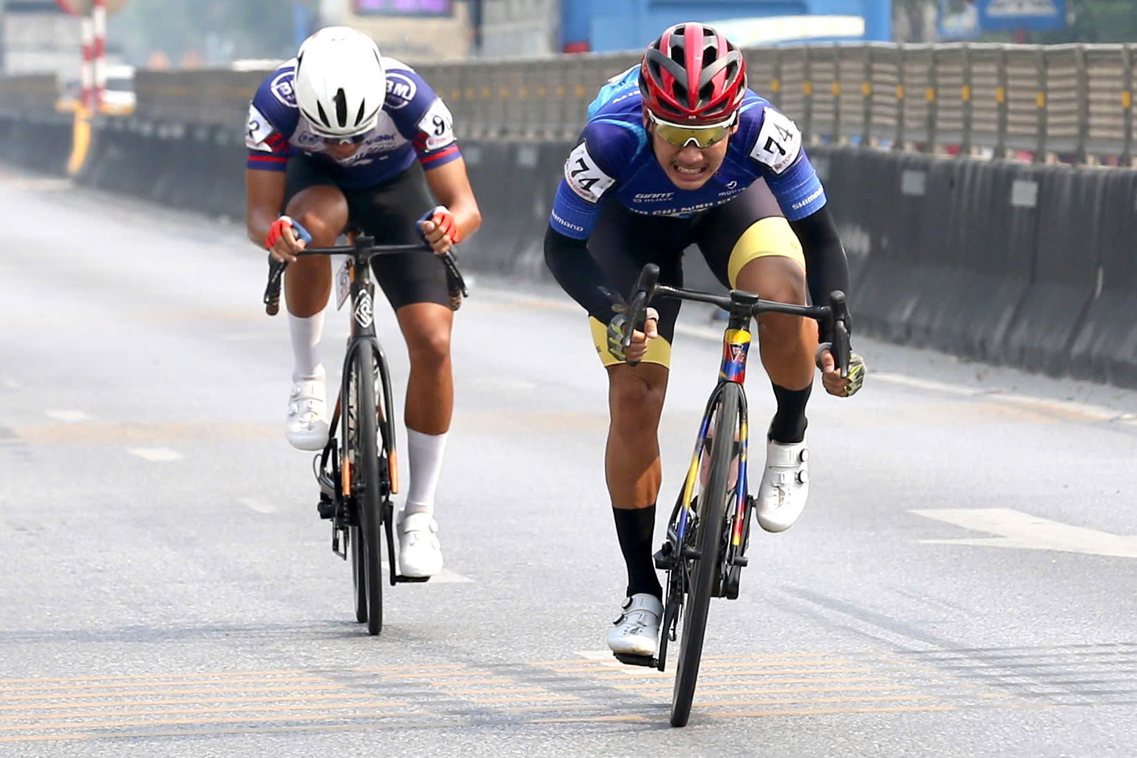 Cua rơ mặc áo cam Cúp truyền hình TP.HCM không may bị ngã ngay trước vạch đích- Ảnh 1. Cua rơ mặc áo cam Cúp truyền hình TP.HCM không may bị ngã ngay trước vạch đích- Ảnh 1.