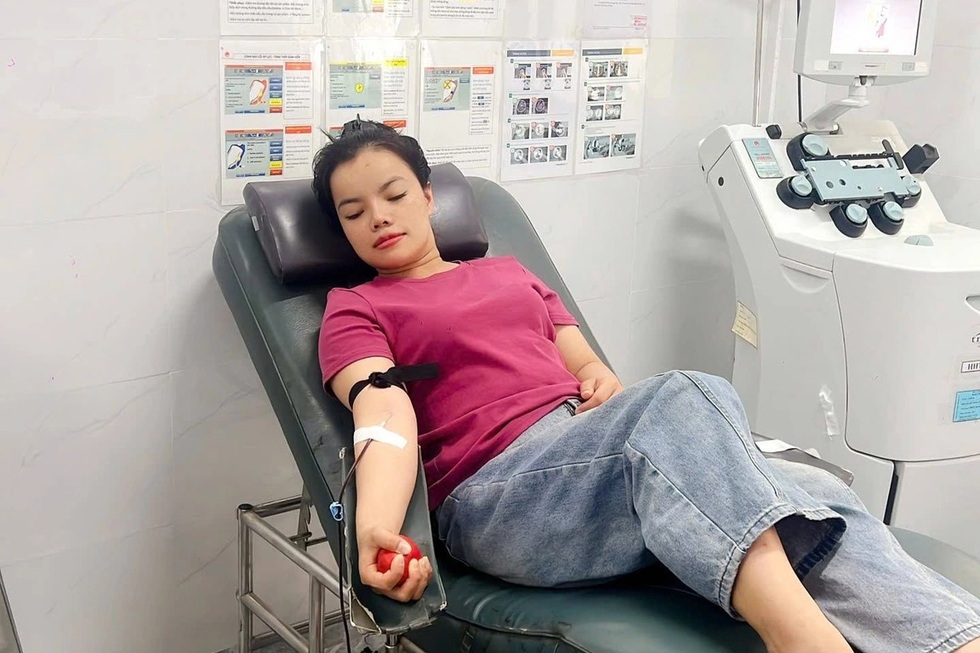 Cuộc gọi lúc nửa đêm và hành trình 300km trả nợ ân tình của người phụ nữ - 1