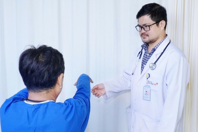 Bác sĩ Thảo thăm khám bệnh nhân. Ảnh: Bệnh viện cung cấp