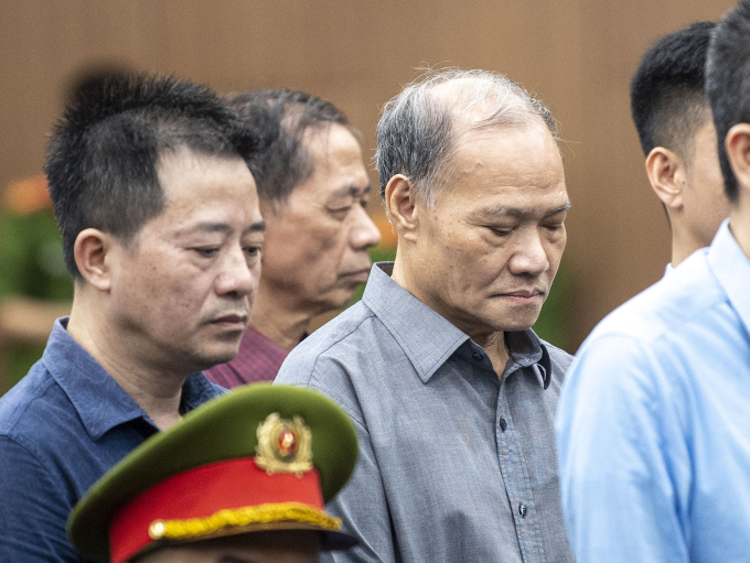 Cựu. thứ trưởng Hoàng Văn Thắng (áo xám) cúi mặt nghe tuyên án chiều 7/4. Ảnh: Danh Lam