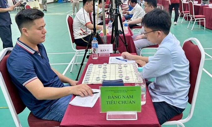 Lại Lý Huynh (trái) trong ván đấu với Phí Mạnh Cường ở tứ kết cờ tướng quốc gia ở Lào Cai chiều 7/4/2026. Ảnh: TLKĐ