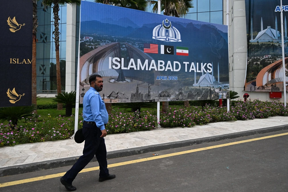 Một sĩ quan cảnh sát đi ngang qua tấm bảng về cuộc đàm phán Mỹ-Iran ở Islamabad (Pakistan) vào ngày 11-4. Ảnh: Aamir QURESHI / AFP dam-phan-iran-my-bat-dau-tai-pakistan-giao-tranh-israel-hezbollah.png