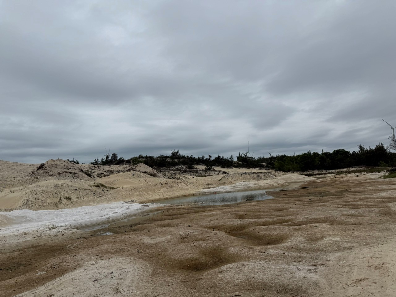 Đào cát đem bán, môi trường bị… bỏ quên! - Ảnh 1. Đào cát đem bán, môi trường bị… bỏ quên! - Ảnh 1.