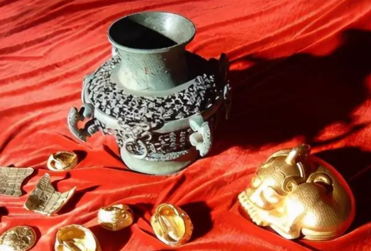 Đào sâu hơn 1m, 3 người đàn ông phát hiện hơn 20kg vàng liền báo chính quyền, được khen thưởng hơn 38 triệu đồng- Ảnh 1.