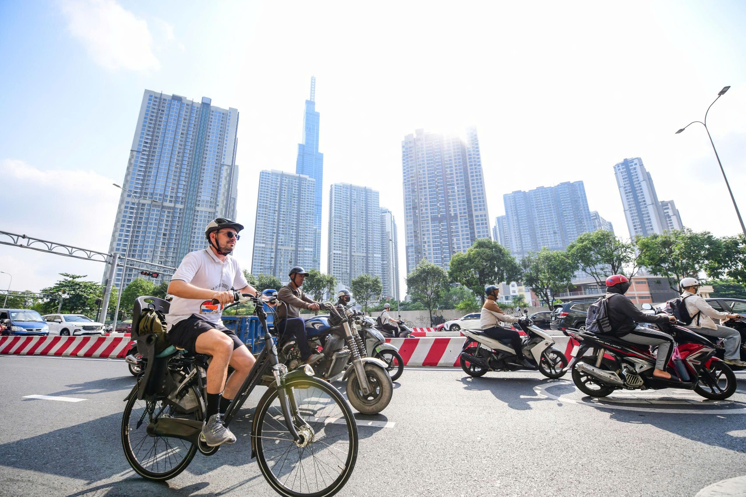 Đạp xe đi làm ở TP.HCM vừa tiết kiệm, thêm khỏe mạnh - Ảnh 1.