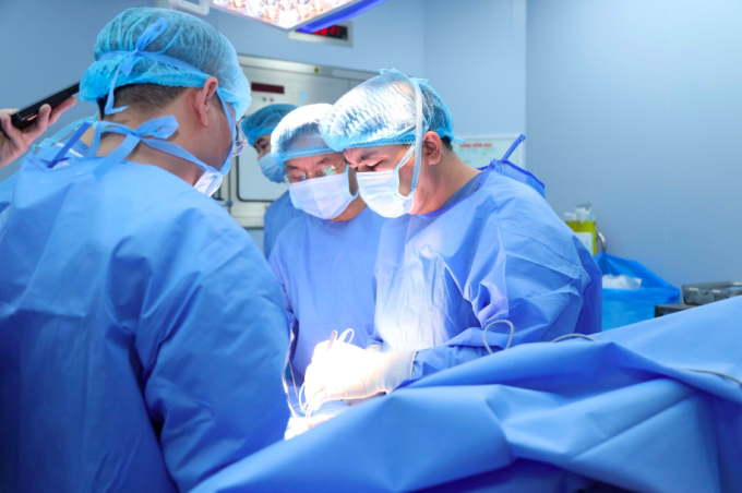 Bác sĩ đặt thể hang nhân tạo điều trị rối loạn cương dương cho bệnh nhân. Ảnh: An Ngọc