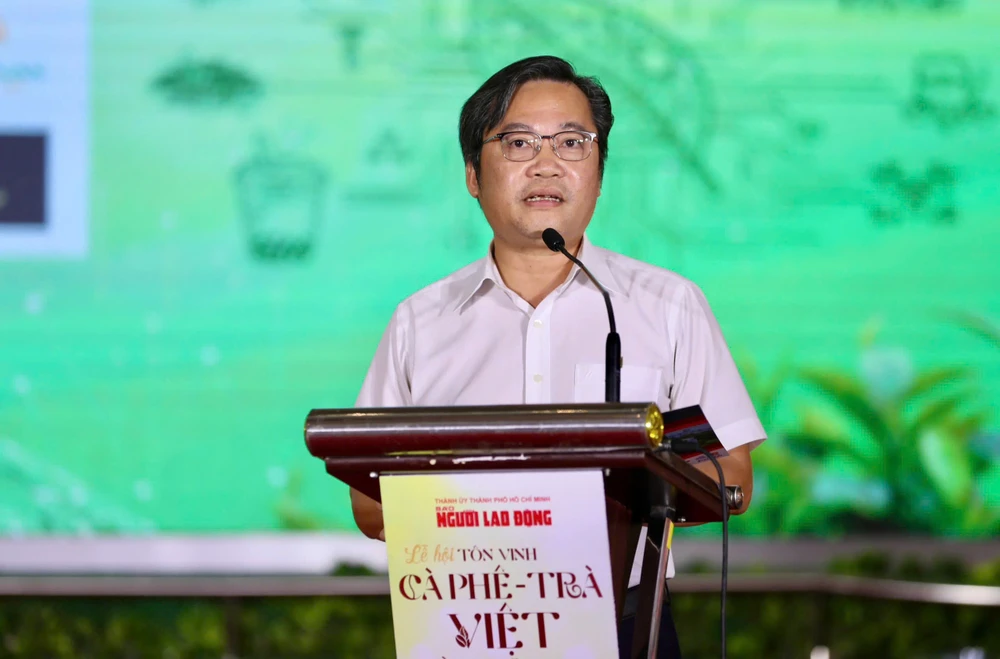 Nhà báo Lê Cao Cường, Phó Tổng Biên tập Báo Người Lao Động, Phó Trưởng Ban Chỉ đạo chương trình "Tôn vinh Cà phê - Trà Việt" năm 2026, phát biểu tổng kết lễ hội. Ảnh: BTC bao-nguoi-lao-dong-2.jpg