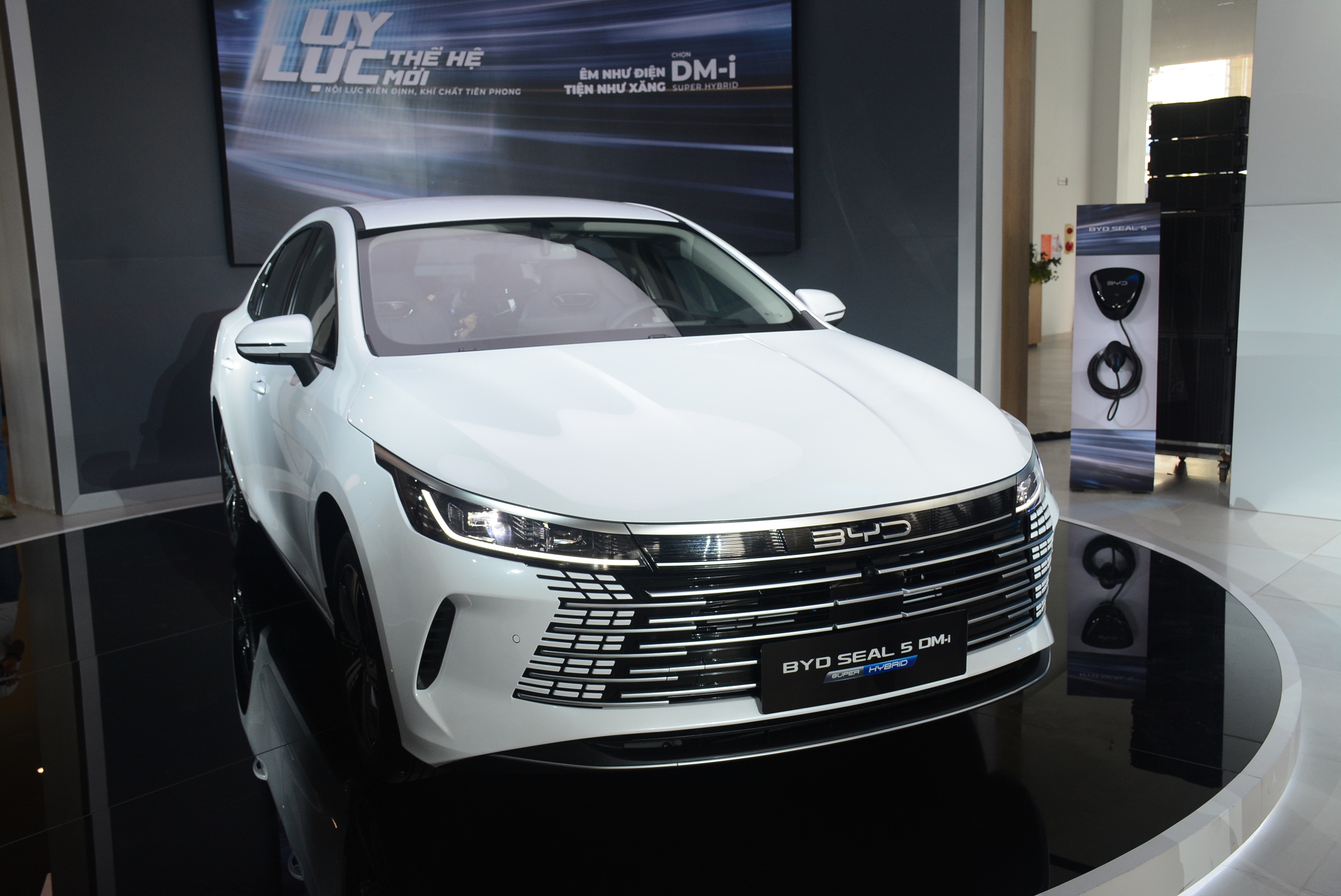 Dấu hiệu đặc trưng nhận biết ô tô hybrid sẵn sàng vận hành sau khi khởi động - Ảnh 1.