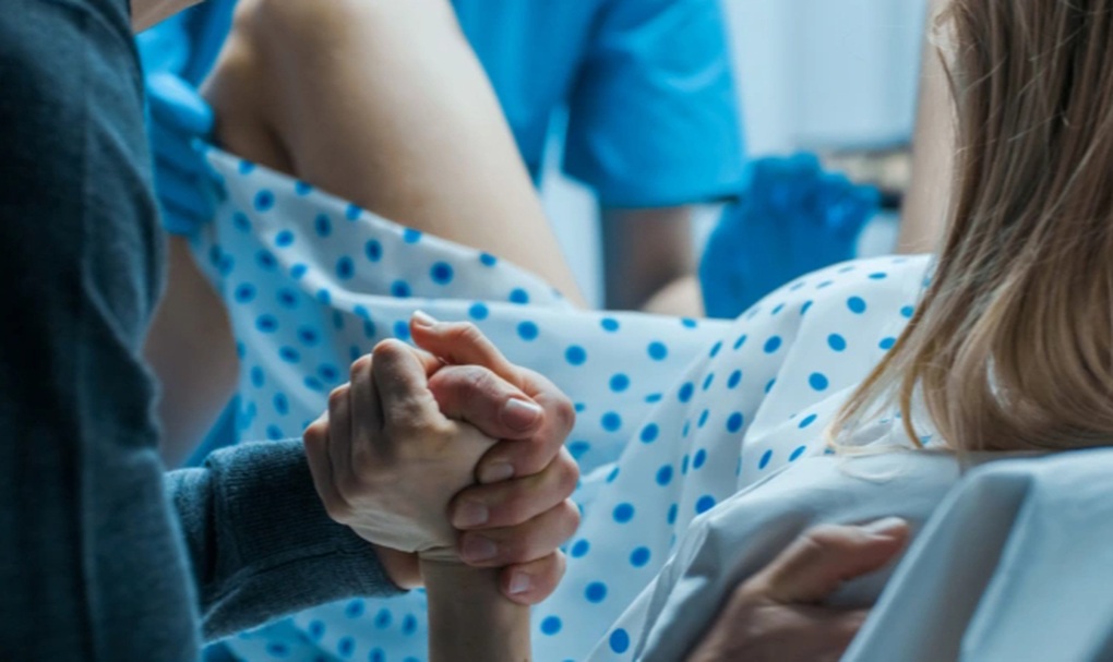 Dấu hiệu sắp chuyển dạ và cách giảm đau khi sinh mẹ bầu cần biết - 1