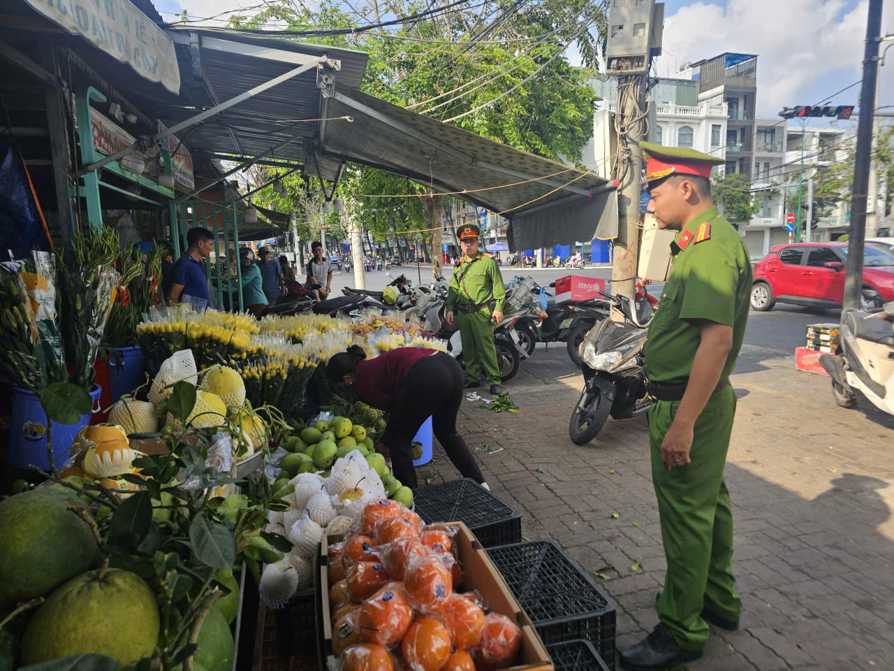 Để dân chiếm vỉa hè trước trụ sở buôn bán, trưởng khu phố nói tạo điều kiện - Ảnh 1.