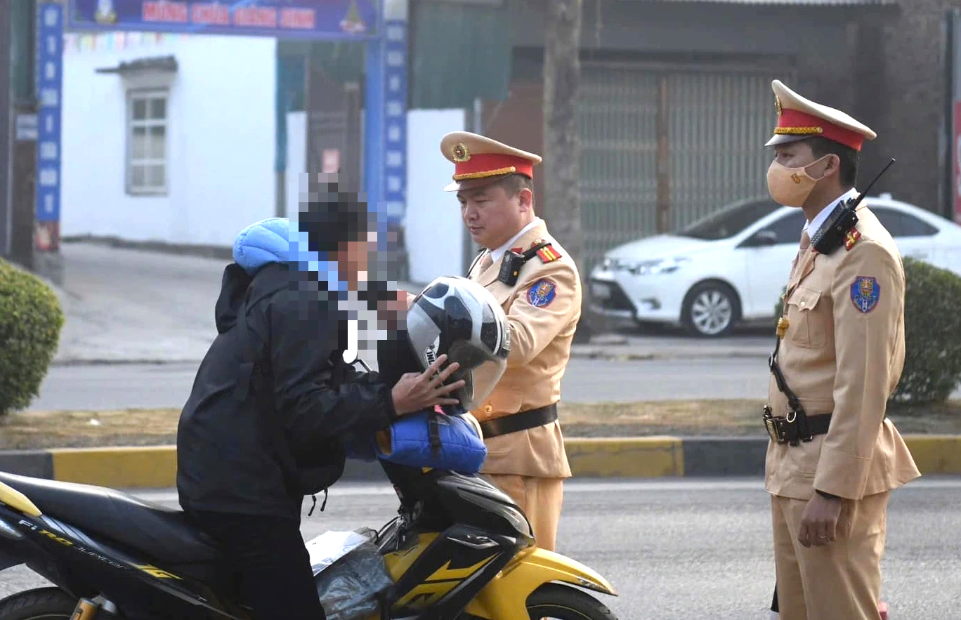 Đề xuất CSGT được xử phạt đến 7,5 triệu đồng, gấp 15 lần hiện hành- Ảnh 1. Đề xuất CSGT được xử phạt đến 7,5 triệu đồng, gấp 15 lần hiện hành- Ảnh 1.