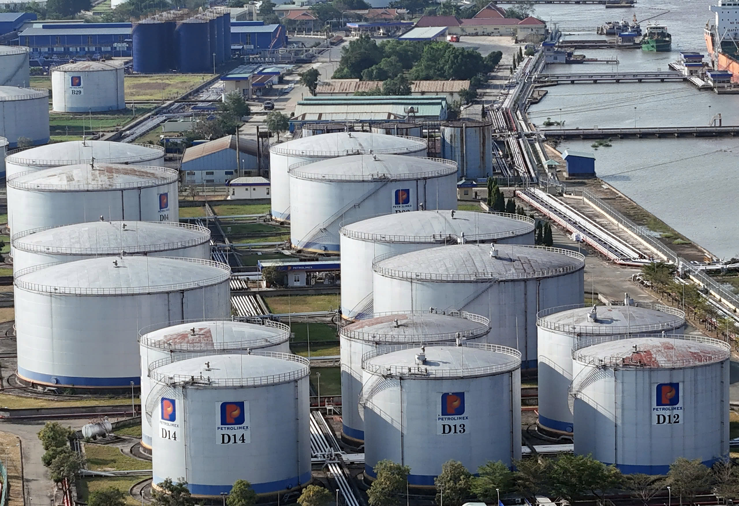 Đề xuất kéo dài thời hạn giảm thuế nhập khẩu xăng dầu 0% đến hết 30.6- Ảnh 1. Đề xuất kéo dài thời hạn giảm thuế nhập khẩu xăng dầu 0% đến hết 30.6- Ảnh 1.