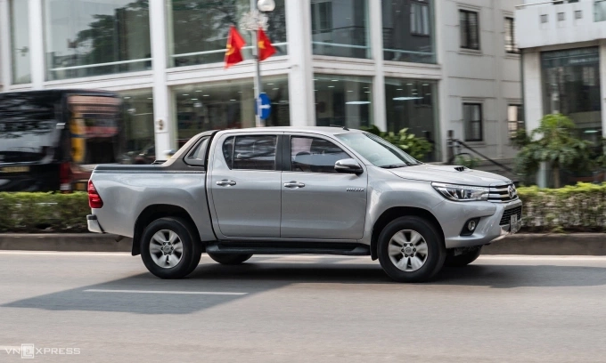 [Một mẫu Toyota Hilux lăn bánh trên phố Hà Nội. Ảnh: Minh Quân