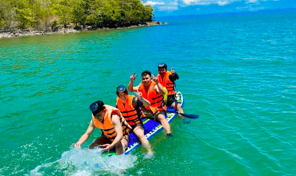 Đến đảo Hải Tặc, du khách mê câu cá, lặn ngắm san hô, nghe chuyện 'hải tặc' huyền bí 2 đảo Hải Tặc - Ảnh 2.