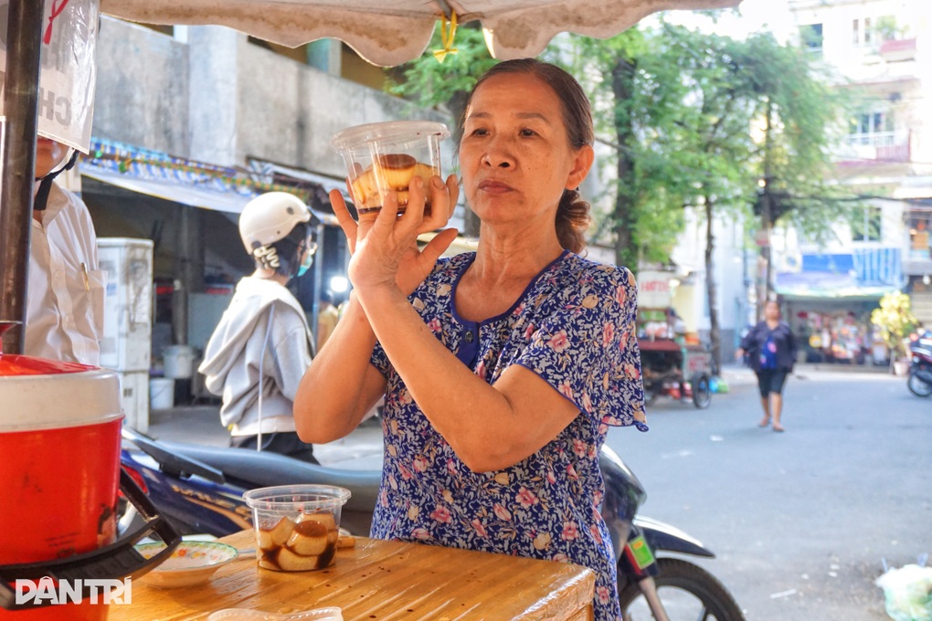 Đi ăn bánh flan chửi ở TPHCM, khách bất ngờ với cách xưng hô của chủ quán - 1
