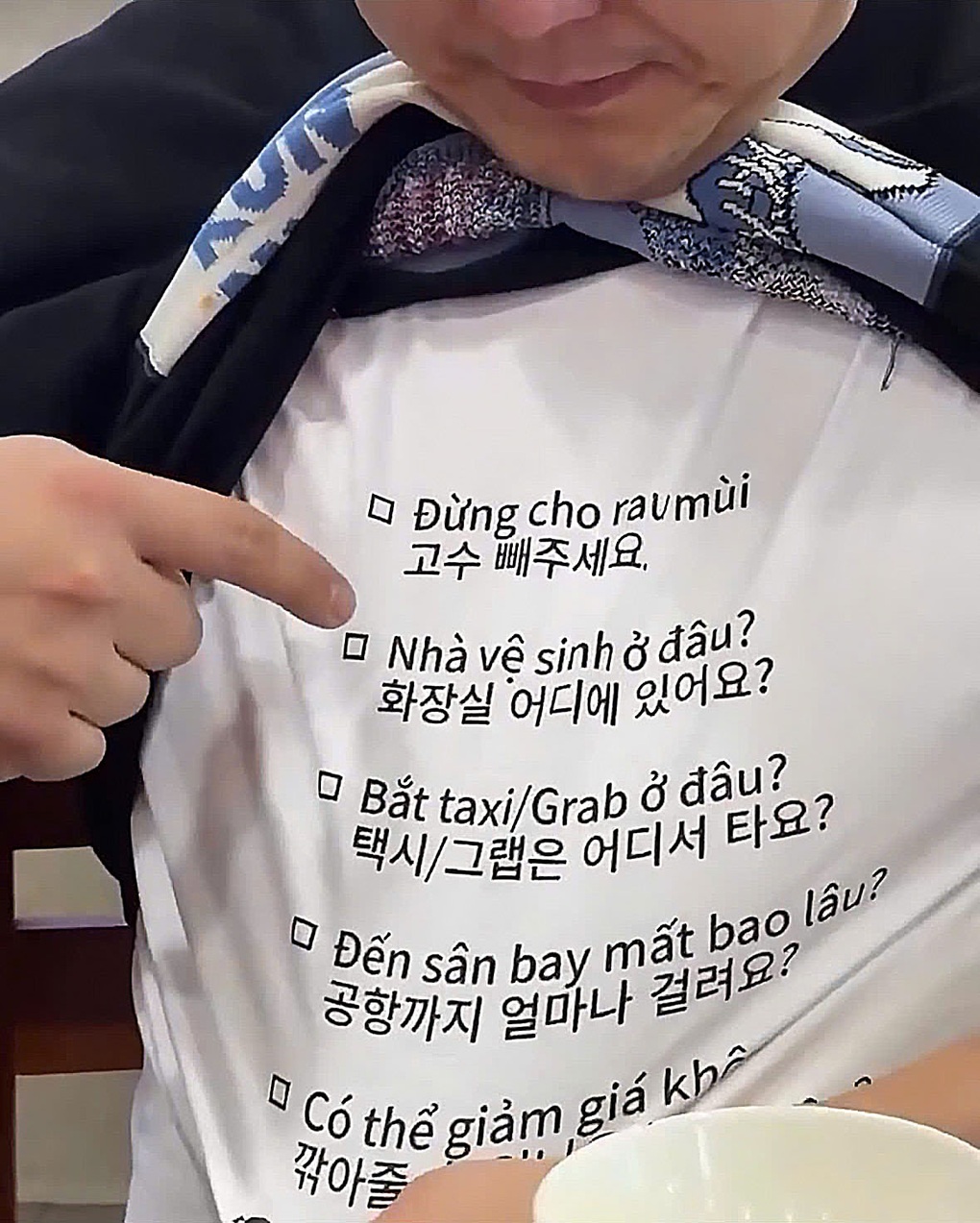 Đi ăn nhà hàng Việt Nam, khách Hàn lộ áo phiên dịch song ngữ gây sốt - 1