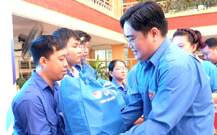 Sáng đi làm đến chiều, tối lại ru rú ở nhà: Tuổi trẻ chỉ gói gọn như vậy thôi sao? - Ảnh 3.