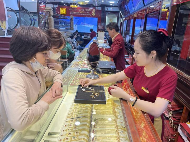 Giá vàng hôm nay 5/4: Đi ngang dưới ngưỡng 4.700 USD/ounce- Ảnh 1.