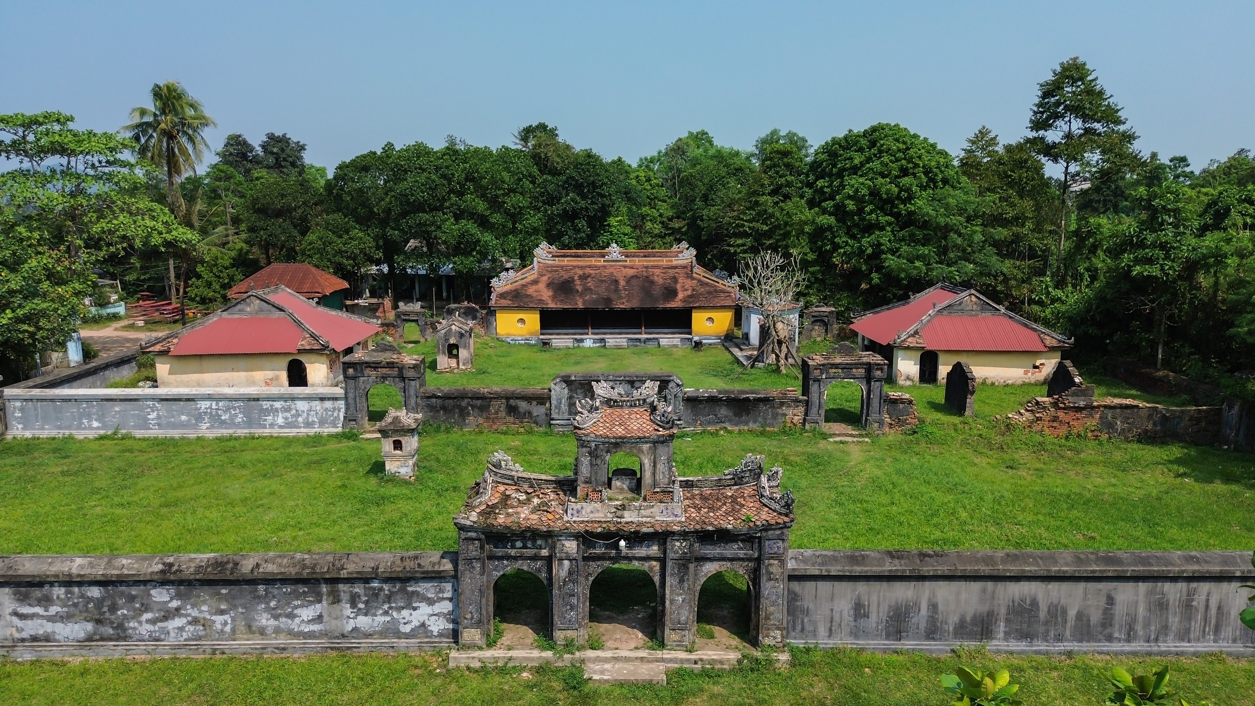 Di tích điện Voi Ré, nơi thờ voi chiến triều Nguyễn, đang xuống cấp- Ảnh 1. Di tích điện Voi Ré, nơi thờ voi chiến triều Nguyễn, đang xuống cấp- Ảnh 1.