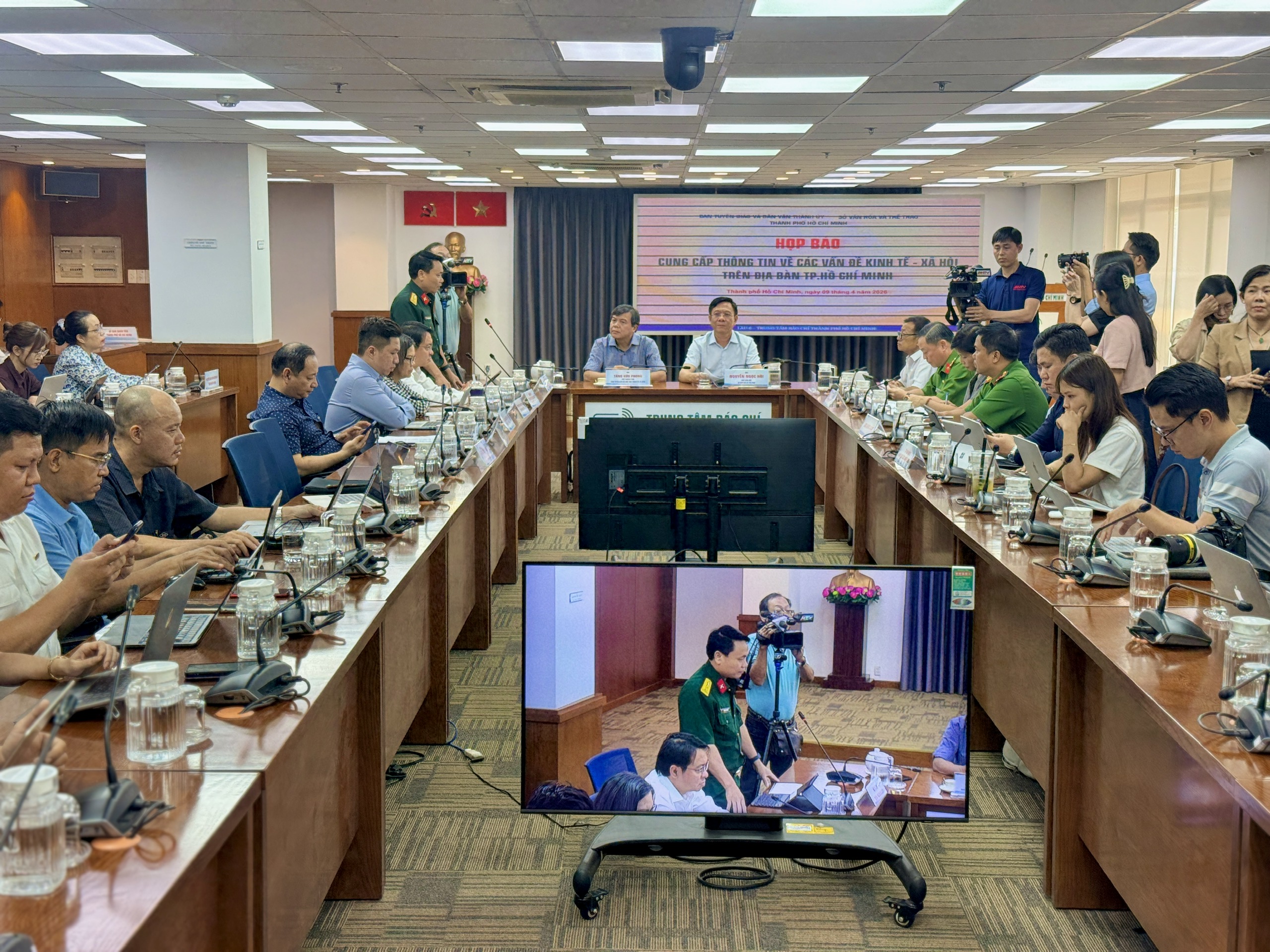 Công an TP.HCM xử lý lấn chiếm vỉa hè: Điểm 'nóng' chuyển biến rõ sau 1 tháng - Ảnh 1.