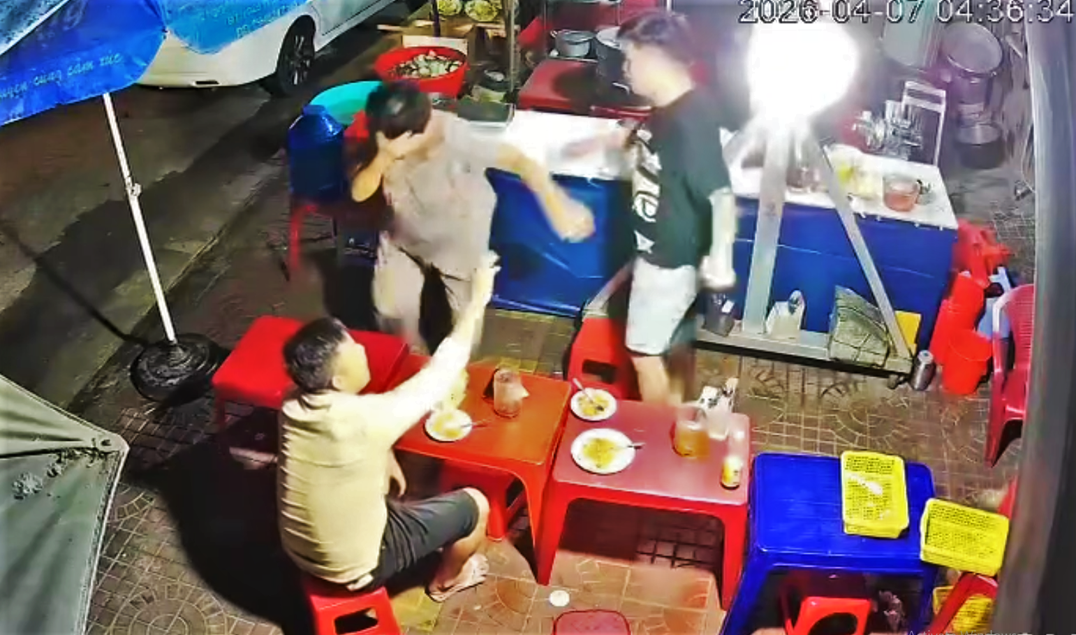 Diễn biến bất ngờ vụ đánh phụ nữ lớn tuổi trong quán ăn khuya ở Gia Lai - Ảnh 1.