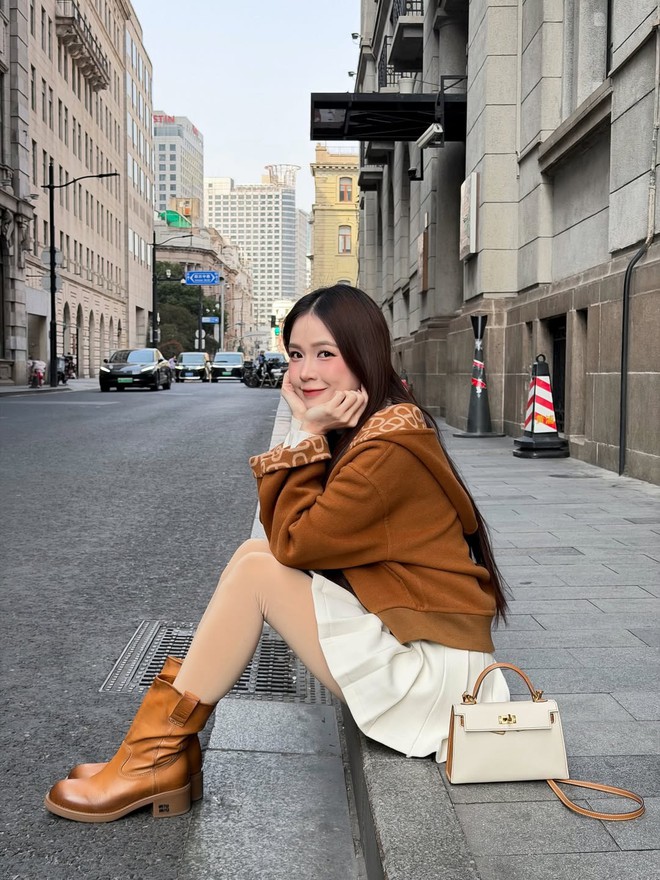 Diện chân váy xếp ly để nàng luôn cuốn hút mỗi ngày- Ảnh 1. Diện chân váy xếp ly để nàng luôn cuốn hút mỗi ngày- Ảnh 1.