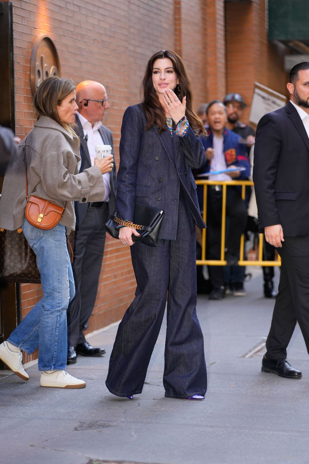 Anne Hathaway chứng minh: Diện quần càng dài, vẻ ngoài càng sang- Ảnh 1.