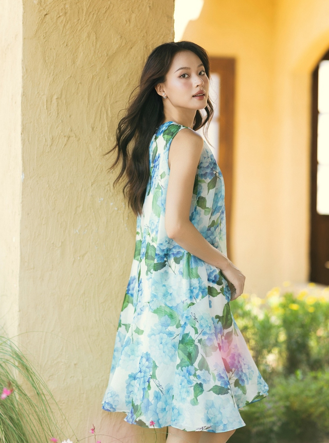Diện váy suông tơ voan mát nhẹ, nàng tận hưởng thảnh thơi ngày nắng- Ảnh 1.