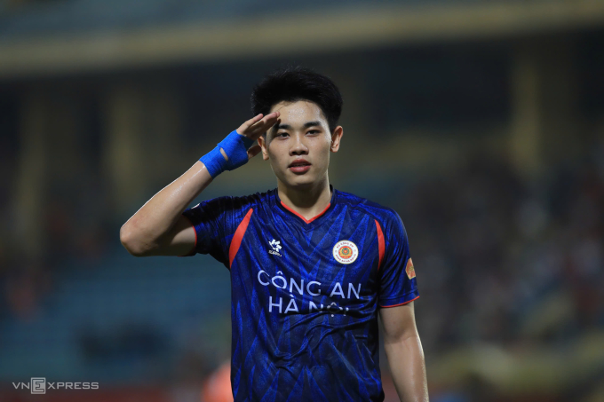 Tiền đạo Công an Hà Nội Nguyễn Đình Bắc mừng bàn nâng tỷ số lên 4-1 trong trận thắng Đà Nẵng 5-1 ở vòng 17 V-League 2025-2026, trên sân Hàng Đẫy ở Hà Nội ngày 4/4/2026. Ảnh: Hoàng Huynh