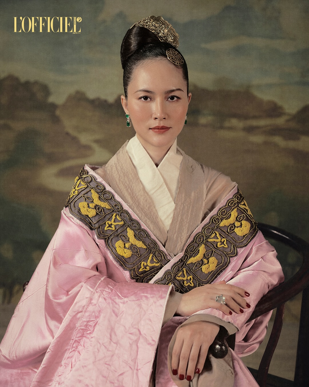 Việt Nam có 1 mỹ nhân đẹp như Hoàng hậu bước ra từ lịch sử, cứ xuất hiện là thế gian chỉ còn lại nhan sắc- Ảnh 1.