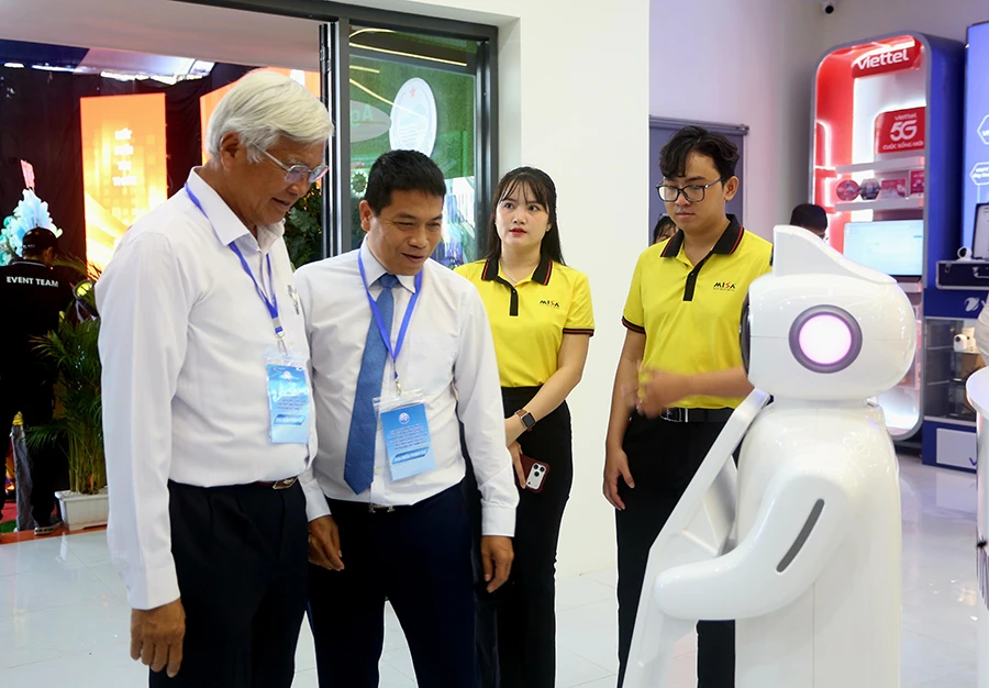 Các doanh nghiệp tham quan Trung tâm đổi mới sáng tạo tỉnh Tây Ninh tại Tuần lễ Khoa học công nghệ, đổi mới sáng tạo và chuyển đổi số tỉnh Tây Ninh năm 2026 vào ngày 18-3. Ảnh: HUỲNH DU p2-3 - doi moi sang tao tay ninh.jpg