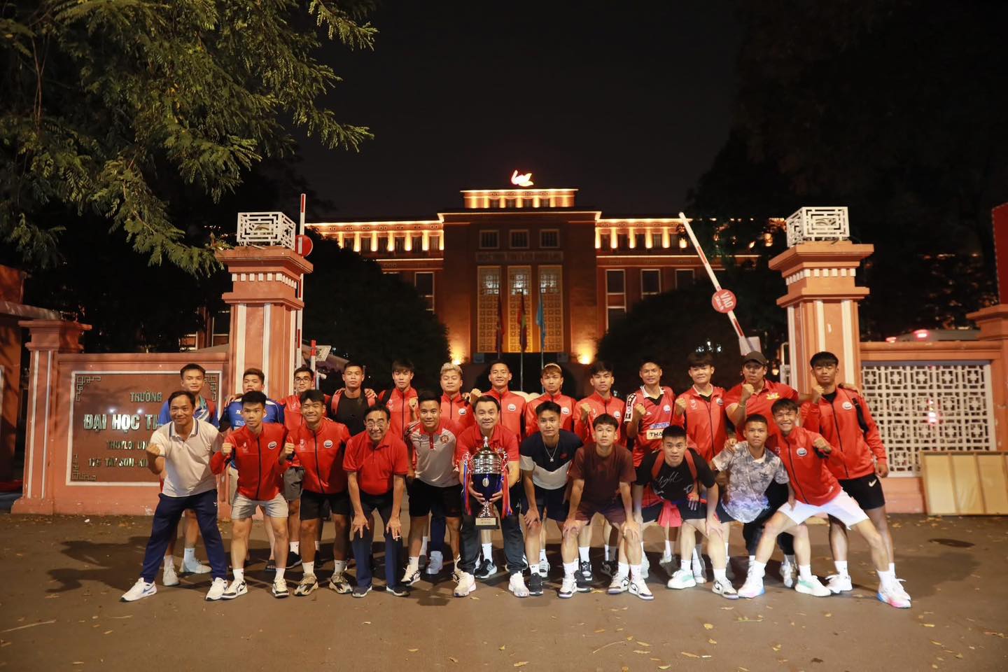 Đội bóng Trường ĐH Thủy lợi nhận thưởng hơn 1 tỉ đồng, cầu thủ đón 'mưa' học bổng- Ảnh 5. Đội bóng Trường ĐH Thủy lợi nhận thưởng hơn 1 tỉ đồng, cầu thủ đón 'mưa' học bổng- Ảnh 5.