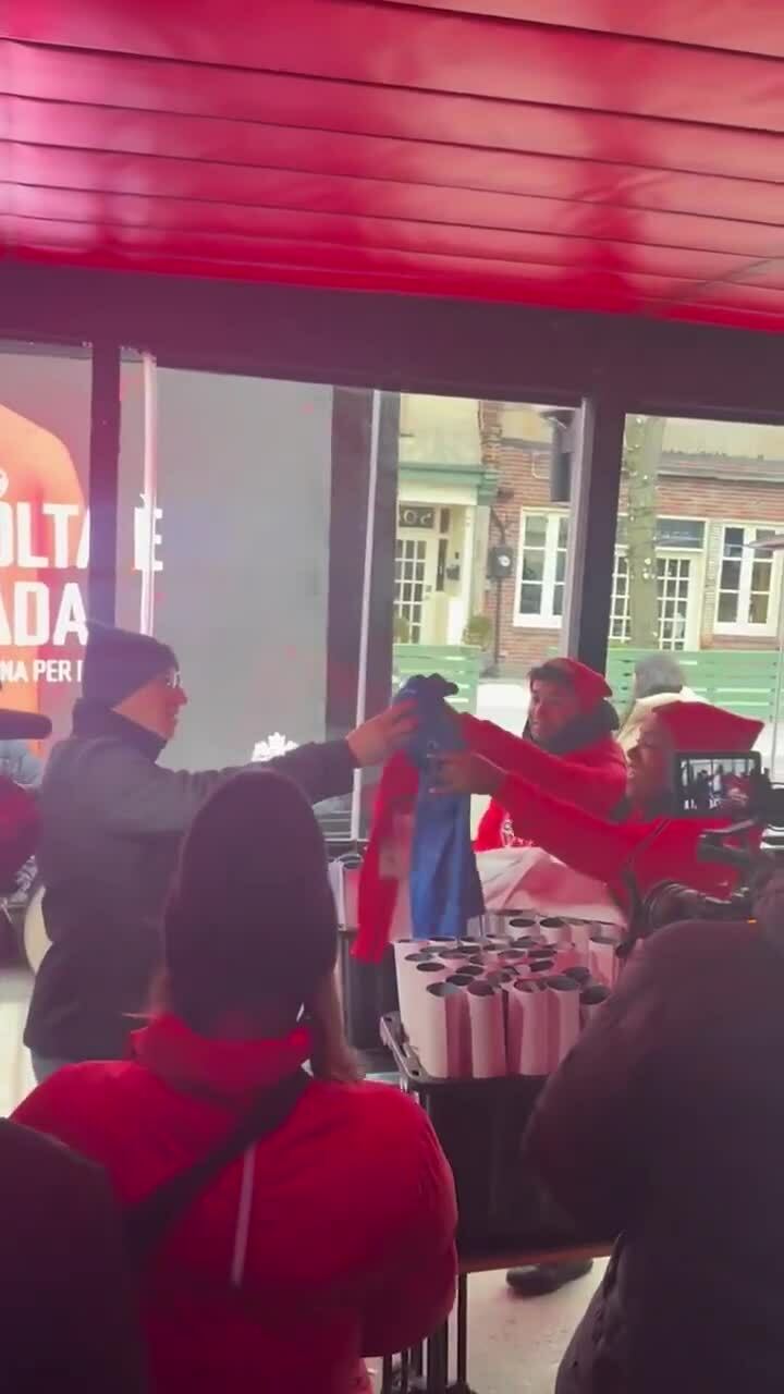 Dòng người gốc Italy tại Toronto xếp hàng chờ đổi áo đấu tuyển Canada