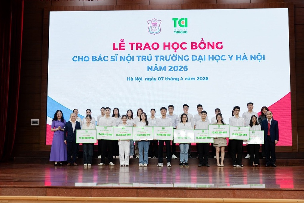 Đồng hành cùng bác sĩ nội trú: Thu Cúc TCI trao 26 suất học bổng “Tiếp sức Blouse trắng” - 1
