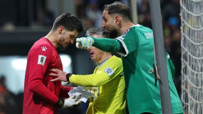 Donnarumma (áo xanh) và Vasilj tố nhau sau cầu môn, ở loạt sút luân.