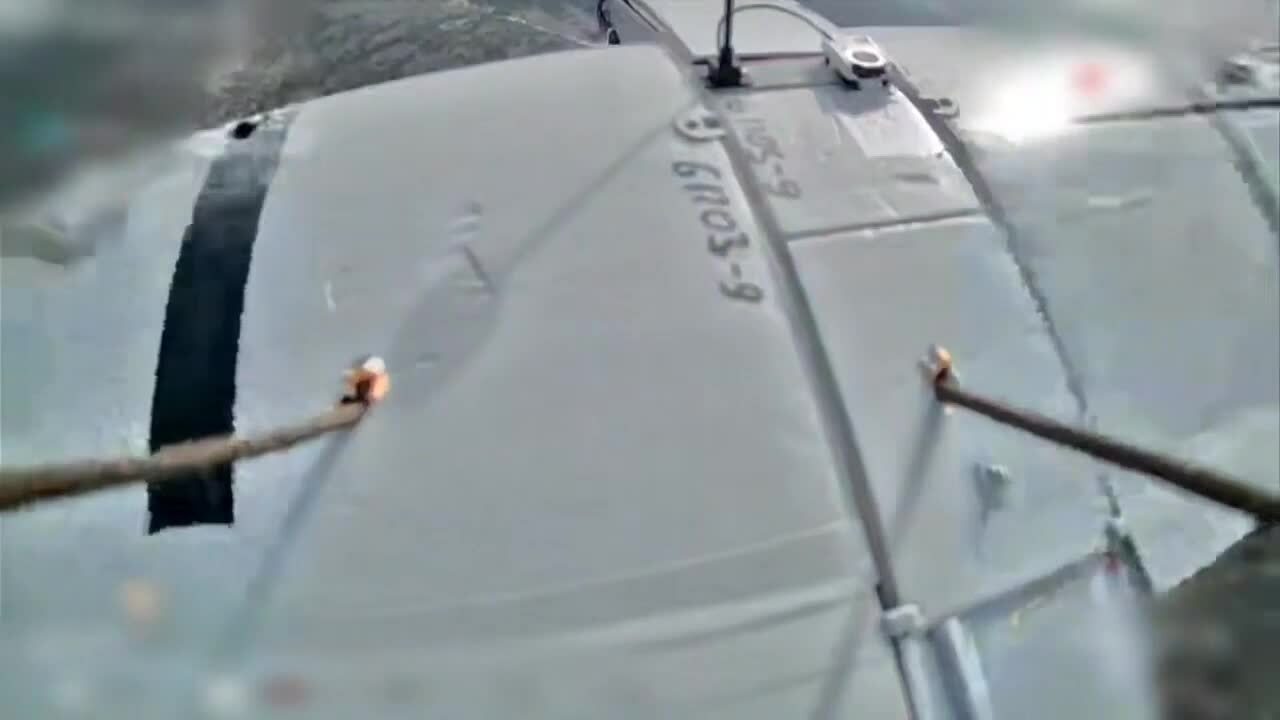 Drone Nga đâm xuyên, khiến UAV Ukraine bốc cháy