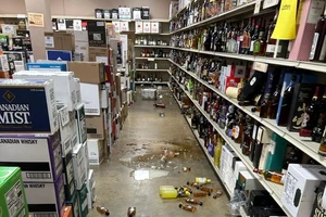 'Cướp đeo mặt nạ' đột nhập cửa hàng rượu, uống tới say bất tỉnh trong nhà vệ sinh