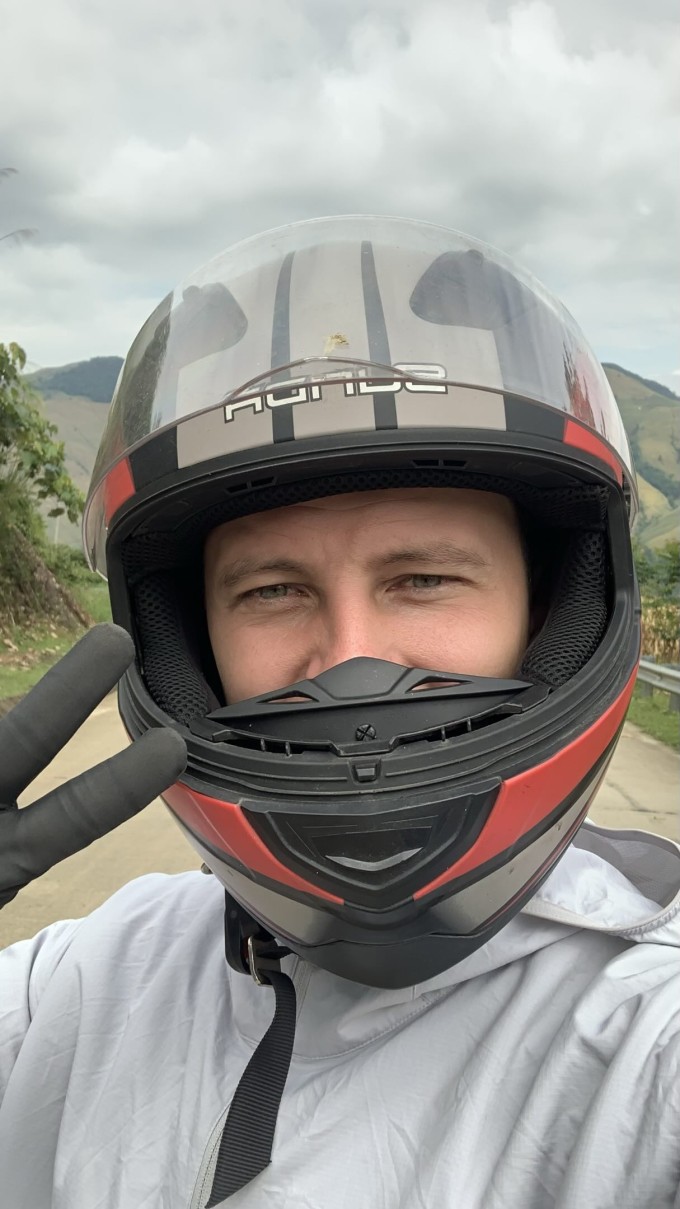  ilia ilin chụp ảnh trong chuyến du lịch Hòa Bình. Ảnh: NVCC  