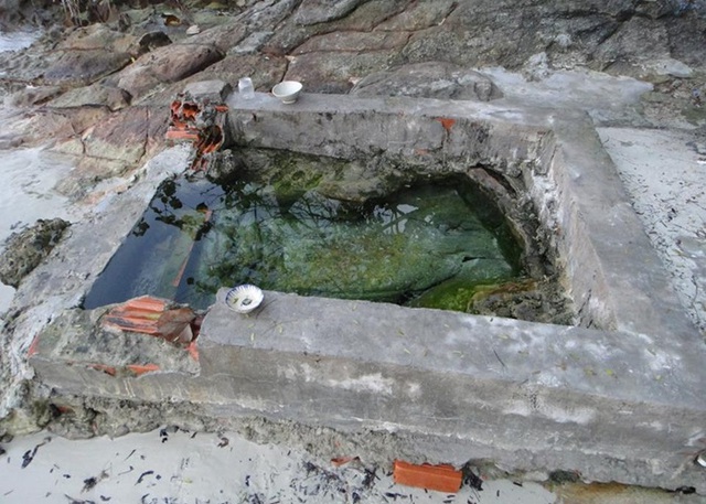 Việt Nam còn có một Giếng Tiên nữa mang tên vua, sát biển nhưng nước ngọt: Du khách đến thường làm 1 việc- Ảnh 1.