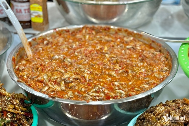 Mắm cá rò được bày bán trong nhiều khu chợ truyền thống ở Huế. Ảnh: Linh Trang