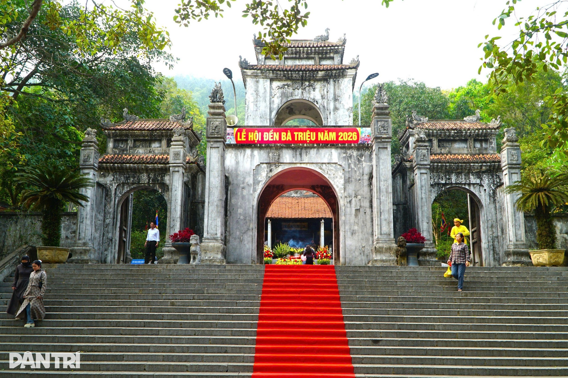 Du khách thích thú chiêm ngắm trống đồng khổng lồ ở lễ hội đền Bà Triệu - 1