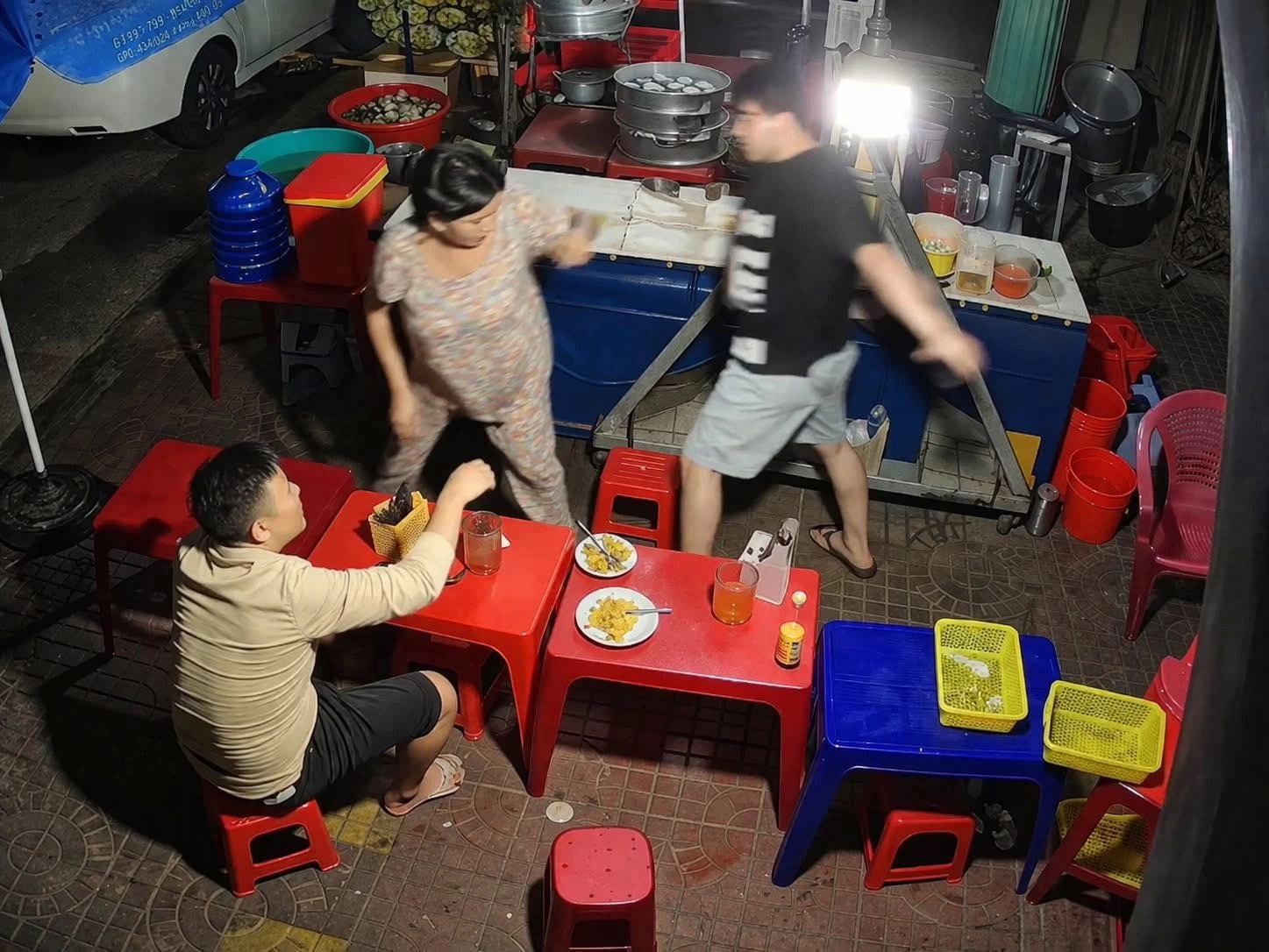 Hành hung người bán bánh bèo ở Quy Nhơn: Dư luận phẫn nộ, chờ xử lý nghiêm - Ảnh 1.