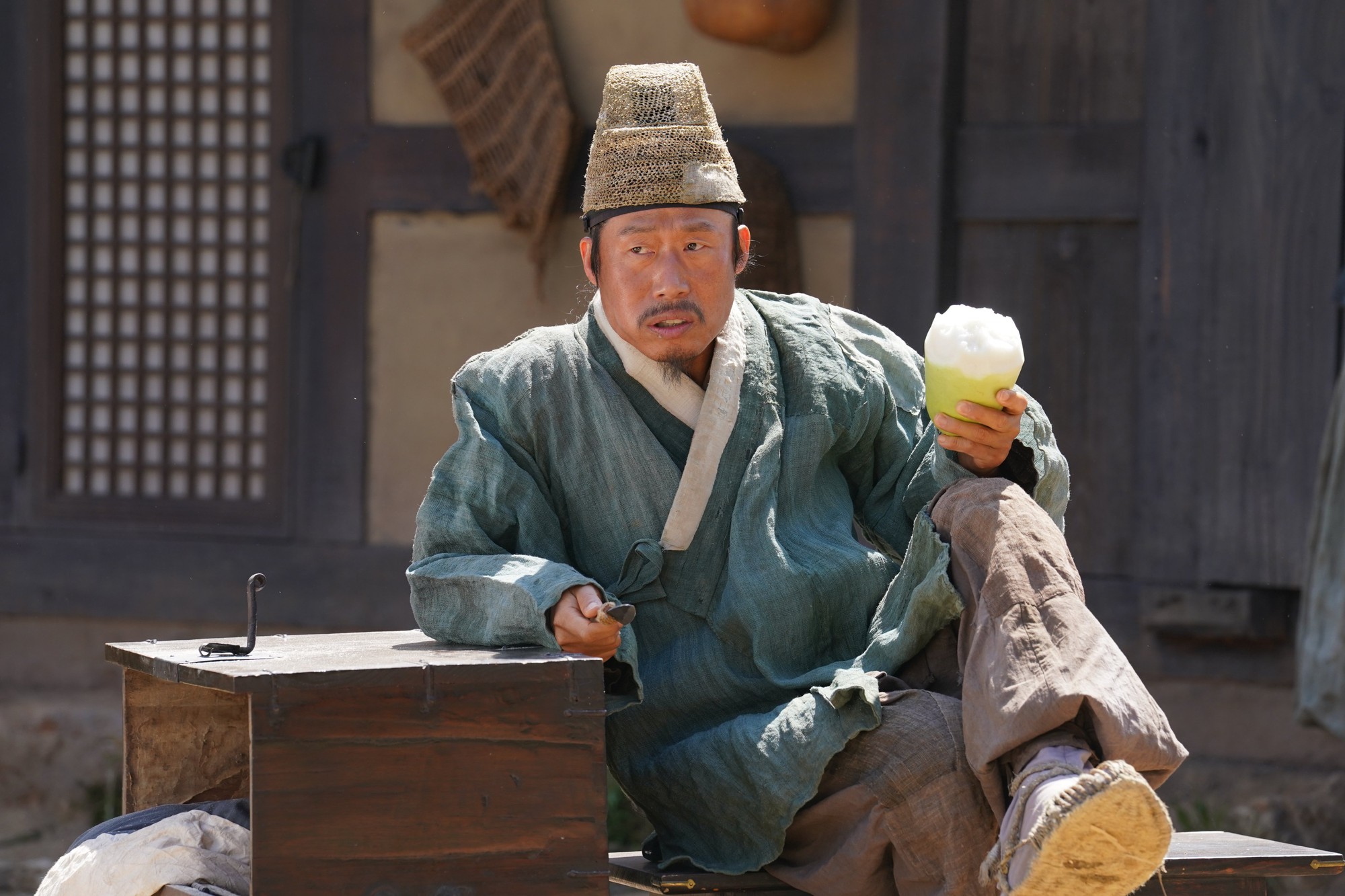 Dưới Bóng Điện Hạ: Đủ sâu để chạm, đủ day dứt để nhớ, một chữ “nể” không đủ để khen- Ảnh 3.