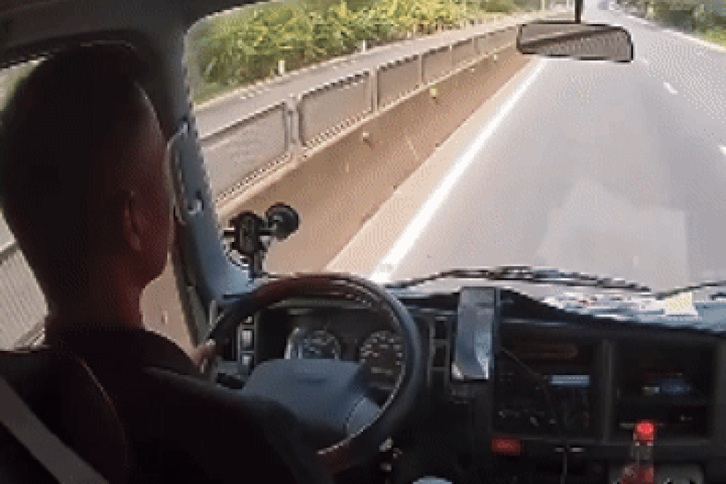 Đưa con đi học, tài xế cứu bé gái giữa quốc lộ ngại đỏ mặt vì lời cô giáo - 3